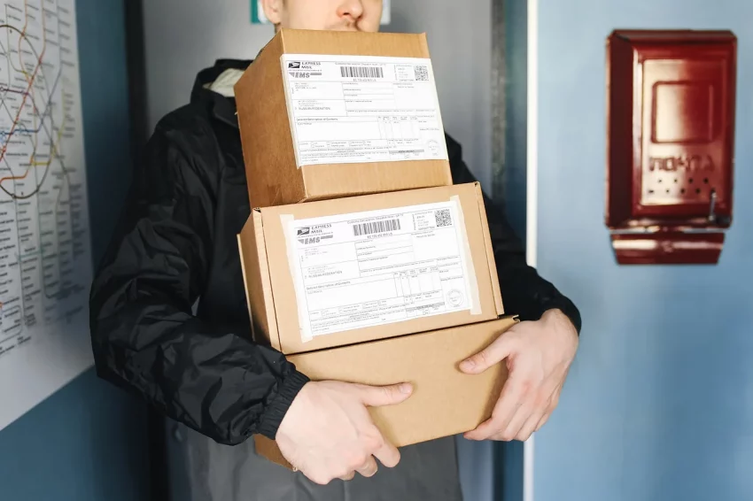 Persona cargando cajas de delivery