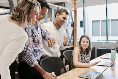 Pasos para crear una empresa de encomiendas en el 2026